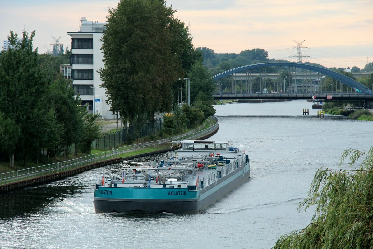 TMS  HOLSTEIN  (04813810 , 86 x 9,60m) am 12.09.2021 im Berliner  WESTHAFENKANAL  zw.d. Schleuse Charlottenburg und dem Westhafen auf Bergfahrt.