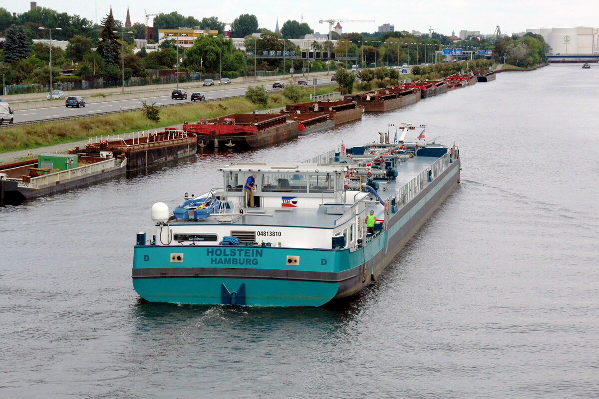 TMS  HOLSTEIN  (04813810 , 86 x 9,60m) am 12.09.2021 im Berliner  WESTHAFENKANAL  kurz vor dem Ziel Westhafen.