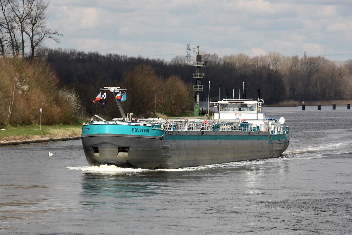 TMS HOLSTEIN (04813810) L.86 m B.9,60 m T 1463 Flagge Deutschland am 05.04.2023 im NOK bei Schacht Audorf.