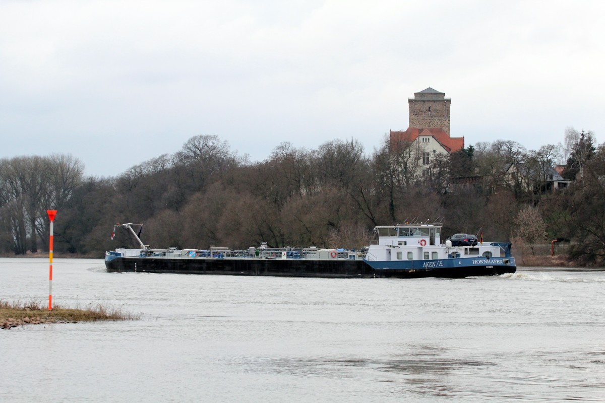 TMS Hornhafen (02329810 , 86 x 9,60m) am 11.03.2016 bei Rogätz auf Elbe-Bergfahrt.
