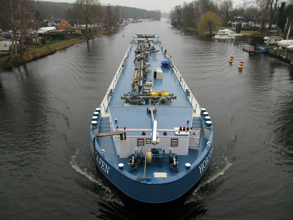 TMS Hornhafen (02329810 , 86 x 9,60m) am 13.02.2019 auf der Havel in Berlin unterhalb der Freybrücke auf Bergfahrt zum Löschen in Berlin-Ruhleben.