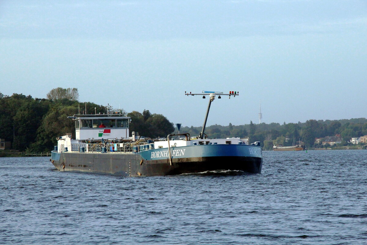 TMS  HORNHAFEN  (02329810 , 86 x 9,60m) am 24.09.2021 auf  HAVEL  -Bergfahrt vor dem Pichelsdorfer Gmünd in Berlin.