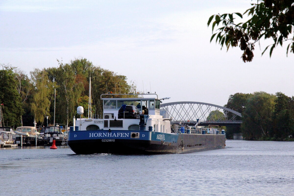 TMS  HORNHAFEN  (02329810 , 86 x 9,60m) am 24.09.2021 auf  HAVEL  -Bergfahrt im Pichelssee in Berlin-Spandau.