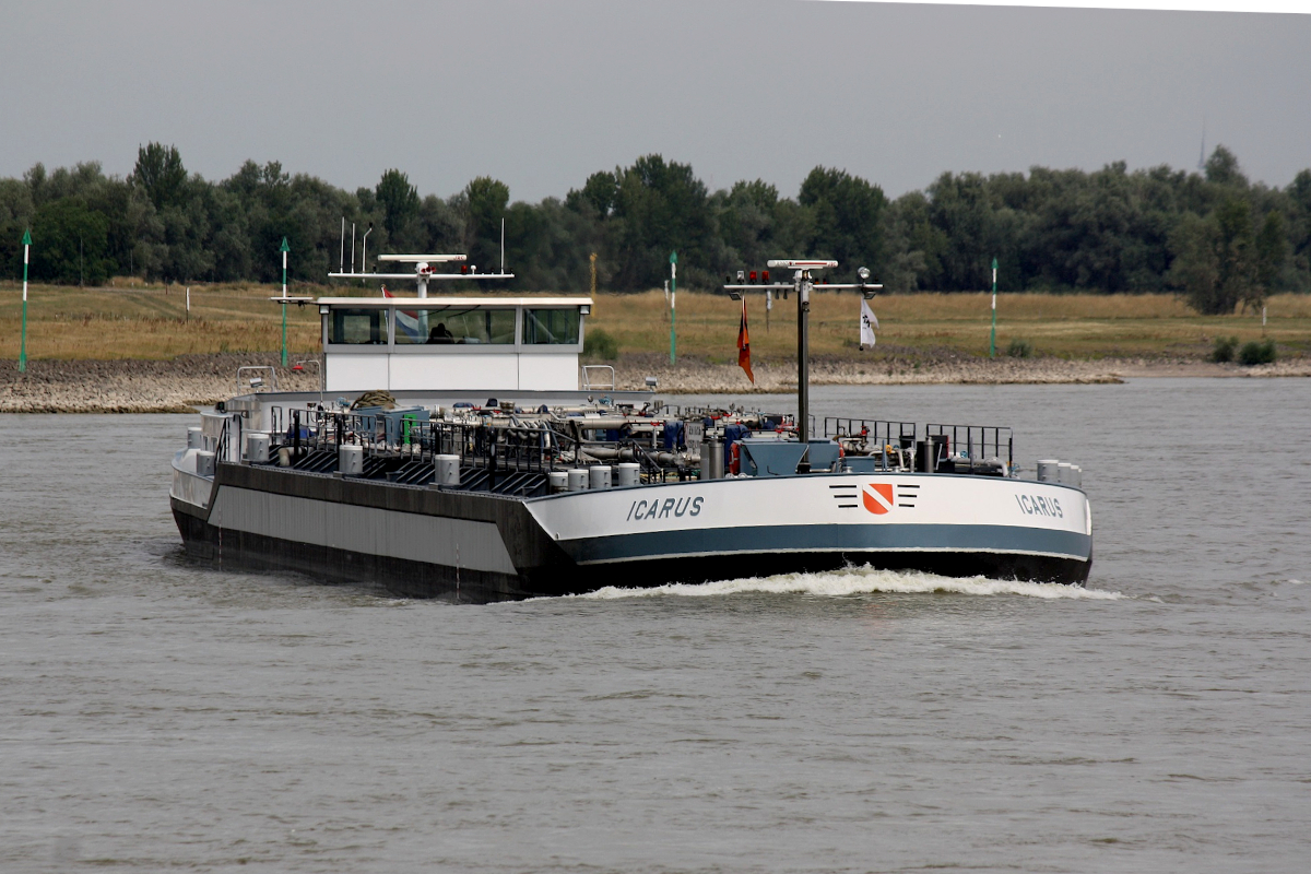 TMS ICARUS (ENI:02325626) L.85,99 m B.11,40 m T 2010 Flagge Niederlande auf dem Rhein zu Berg am09.07.2022 in Xanten.