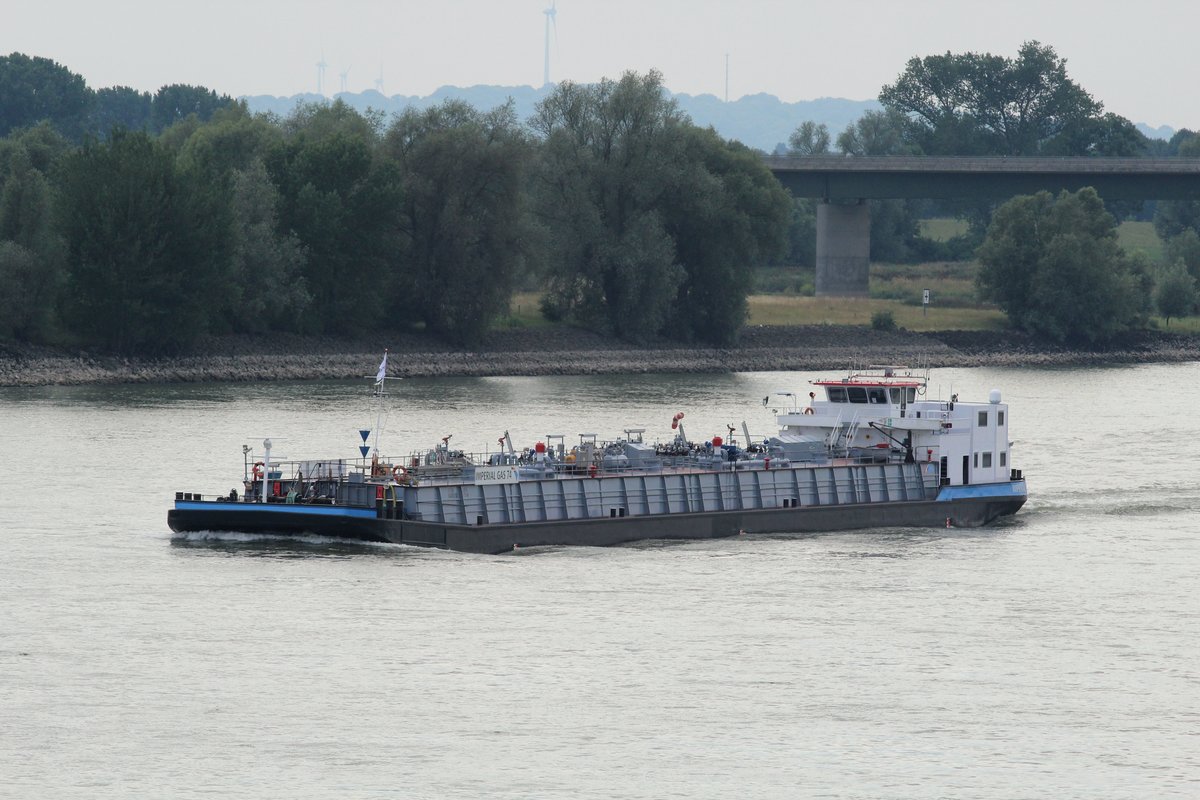 TMS Imperial Gas 74 (04008290 , 85 x 11,40m) am 08.07.2017 bei Rees auf Rhein-Bergfahrt.