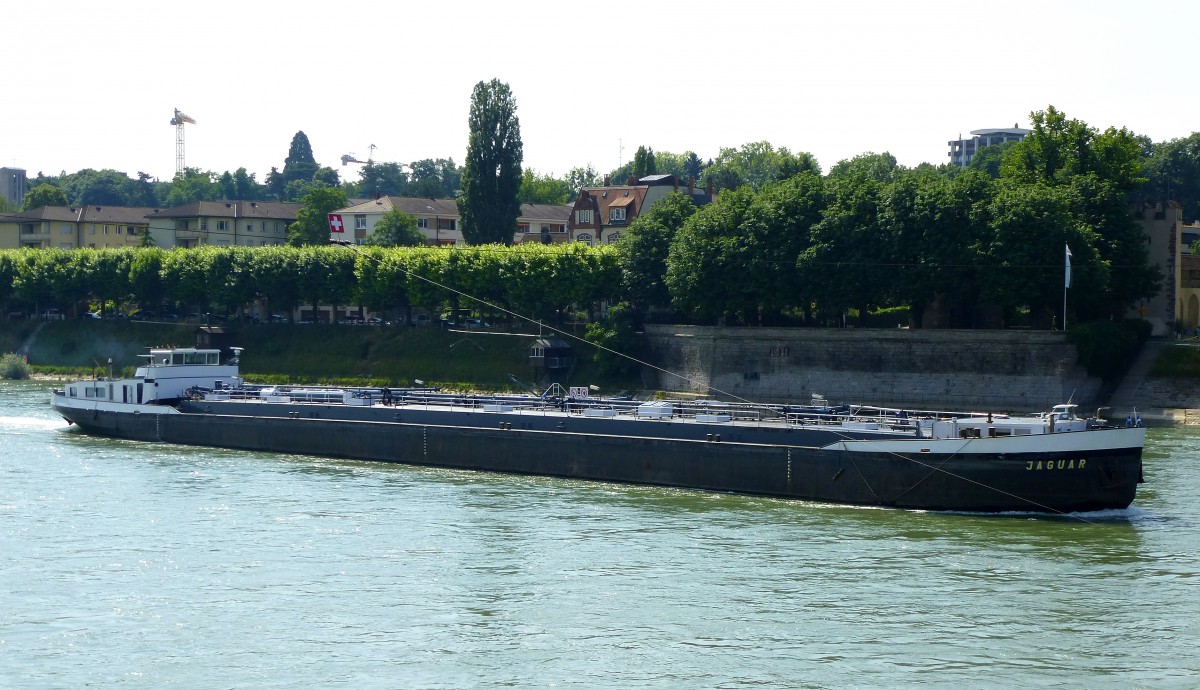 TMS  Jaguar  rheinabwrts bei Basel, der niederlndische Tanker mit 2561t Tonnage ist 105m lang, Baujahr 1972, Juni 2015