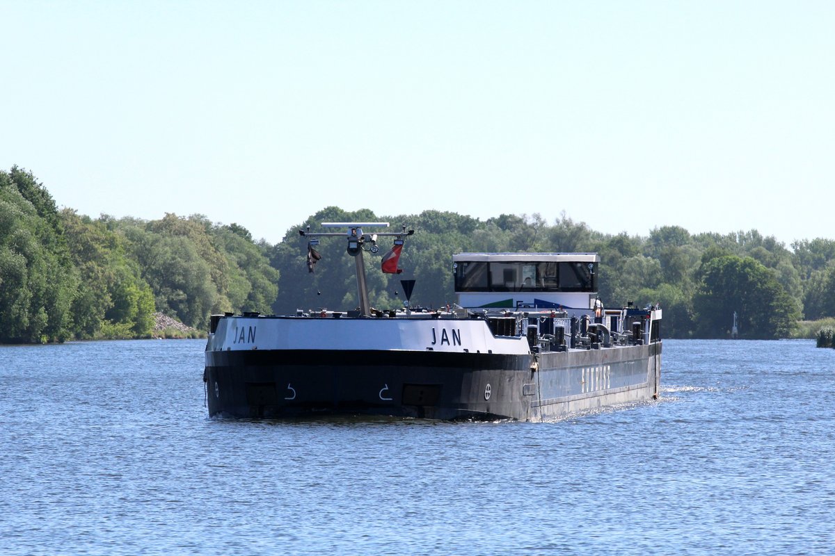 TMS Jan (04810700 , 84,96 x 9,57m) am 01.06.2017 aus Berlin-Spandau kommend auf der Havel zu Tal kurz vor Brandenburg.