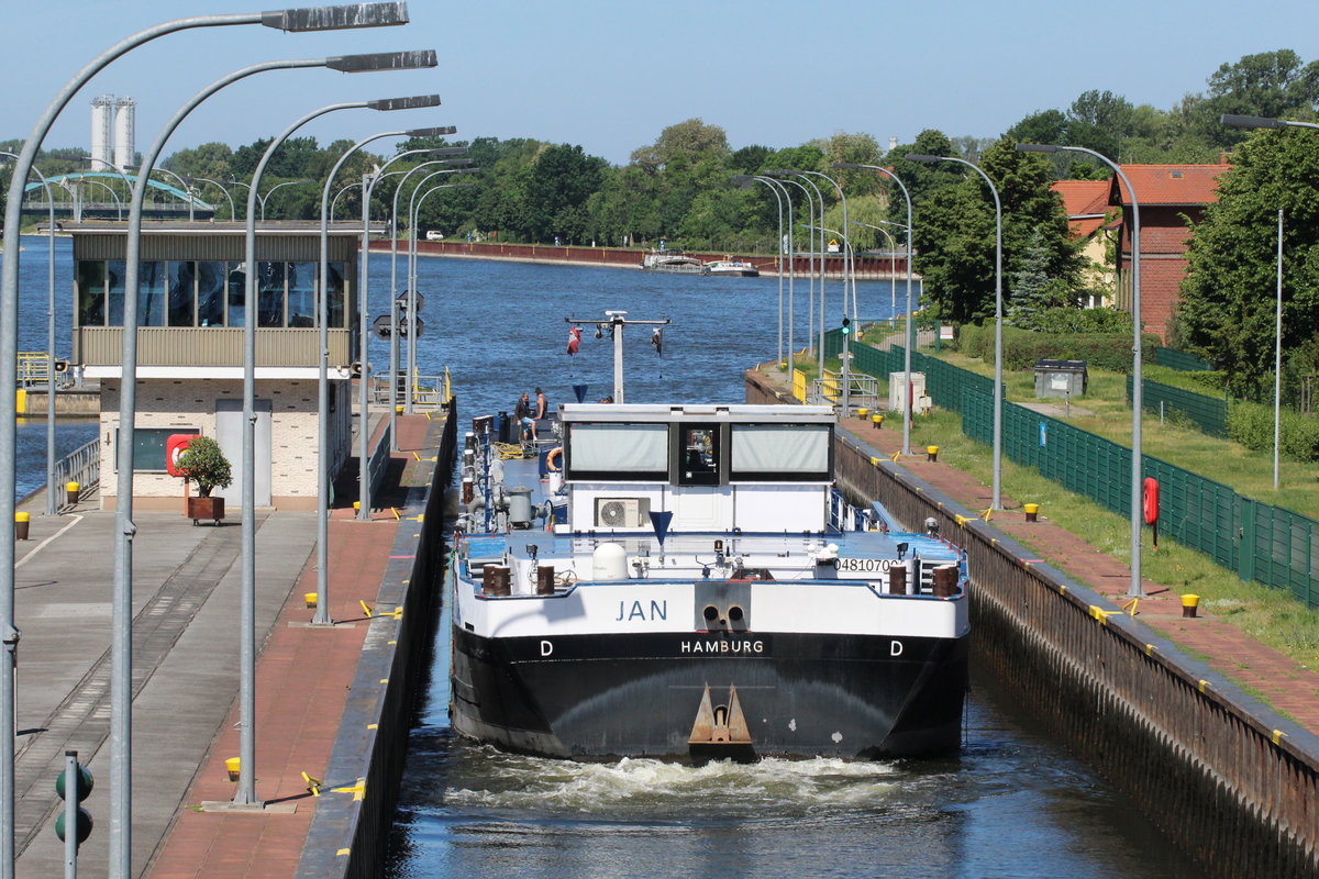 TMS Jan (04810700) am 01.06.2017 in der Nordkammer der Schleuse Brandenburg/Havel. Das TMS setzt seine Fahrt zu Tal fort.