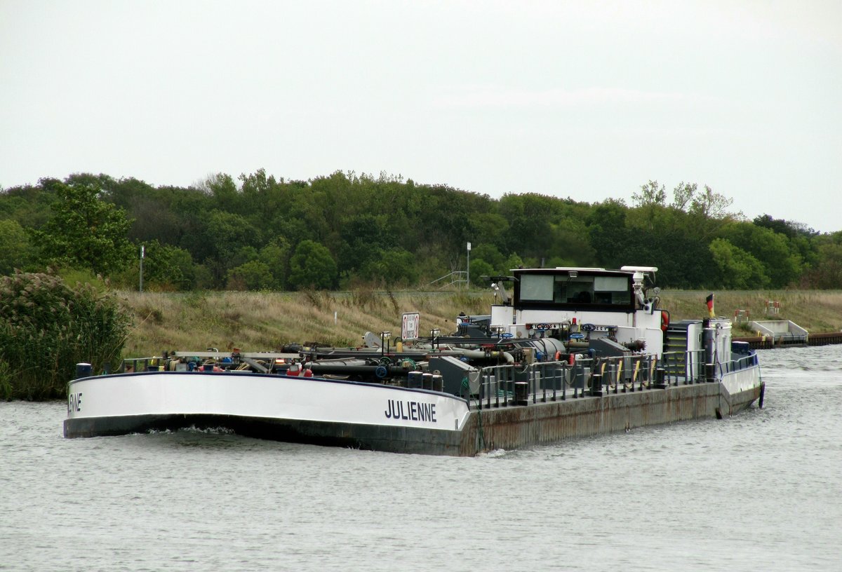 TMS Julienne (06003750 , 81,62 x 8,98m) am 09.10.2019 im Mittellandkanal (MLK) Höhe Wolmirstedt auf Talfahrt.