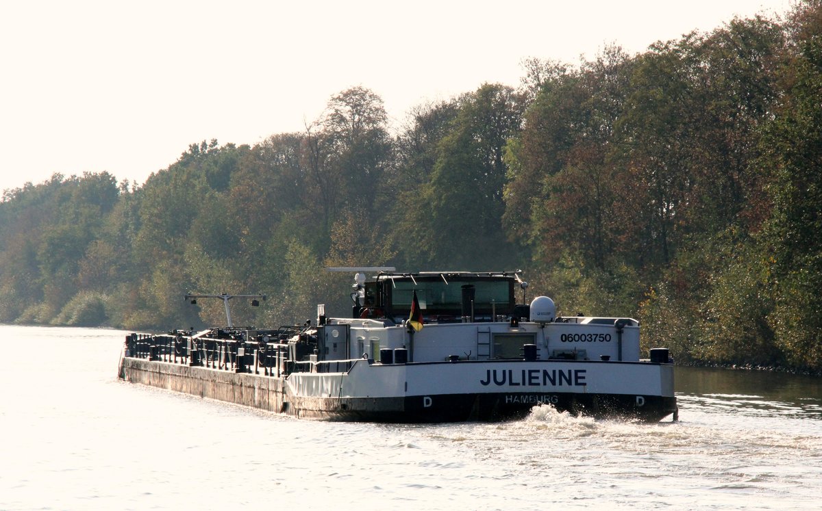 TMS Julienne (06003750 , 81,62 x 8,98m) am 23.10.2019 im Mittellandkanal zw. Edesbüttel und Wedelheine auf Talfahrt.