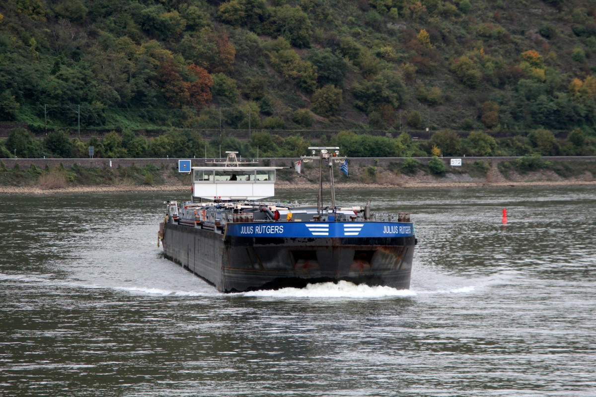 TMS Julius Rütgers (04803280 , 110 x 11,45m) am 21.10.2014 bei Rhein-km 571,5 auf Bergfahrt im Bereich der Orte Filsen (Rechts-Rheinisch und Boppard (Links-Rheinisch).