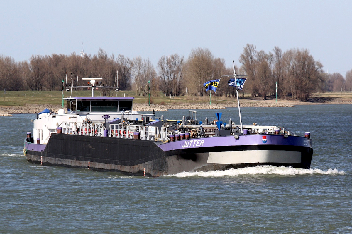 TMS JUTTER (ENI:02328826) L.85,78 m B.11,40 m T.1925 Flagge Niederlande auf dem Rhein am 19.03.2022 zu Berg in Xanten.