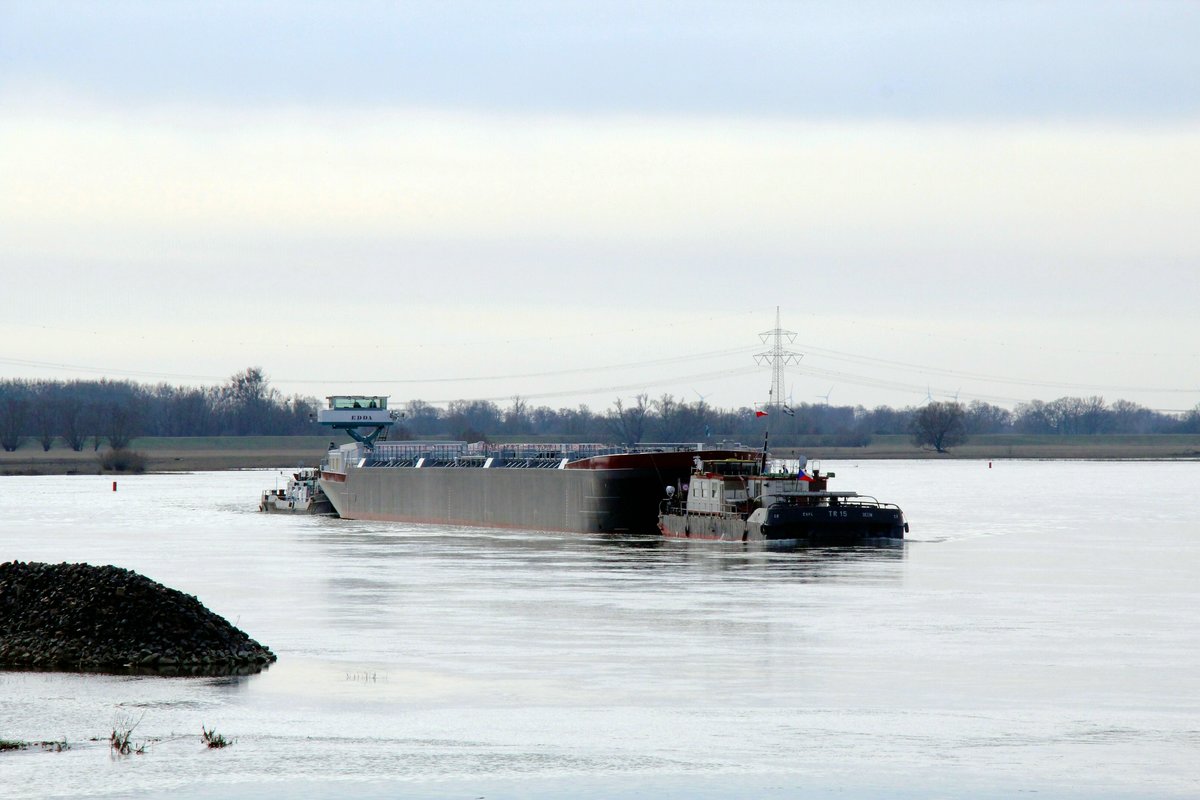 TMS-Kasko-Transport am 09.03.2021 auf der  ELBE  bei Sandkrug zu Tal. Am Bug des Kaskos : Schubboot  TR 15 (32200210 , 27,20 x 8,70m). Schubboot  EDDA  (05609510 , 25,66 x 8,19m) schob den Kasko (CT-1967 , 110,1 x 11,4m) von Tschechien nach Hamburg.