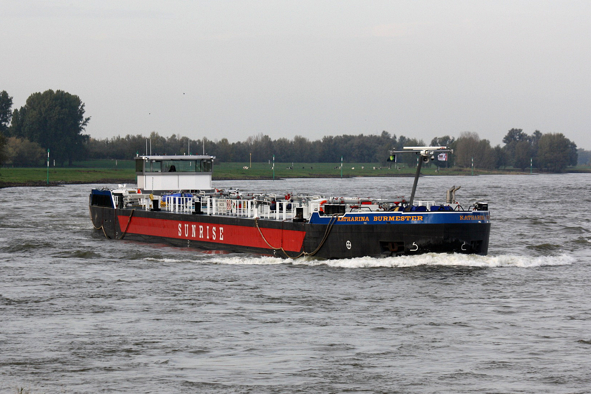 TMS Katharina Burmester (ENI:04813500) L.84,96m B.9,60m T.1558 am 23.10.2019 zu Berg bei Xanten.