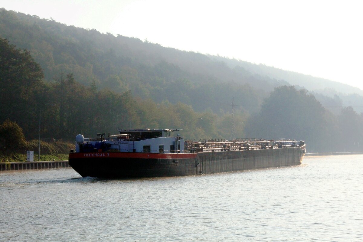 TMS KRAICHGAU 3  (04608680 , 86 x 9,5m) fuhr am 30.09.2022 in das Licht der aufgehenden Sonne Höhe Bergeshövede /  DORTMUND-EMS-KANAL  hinein. 