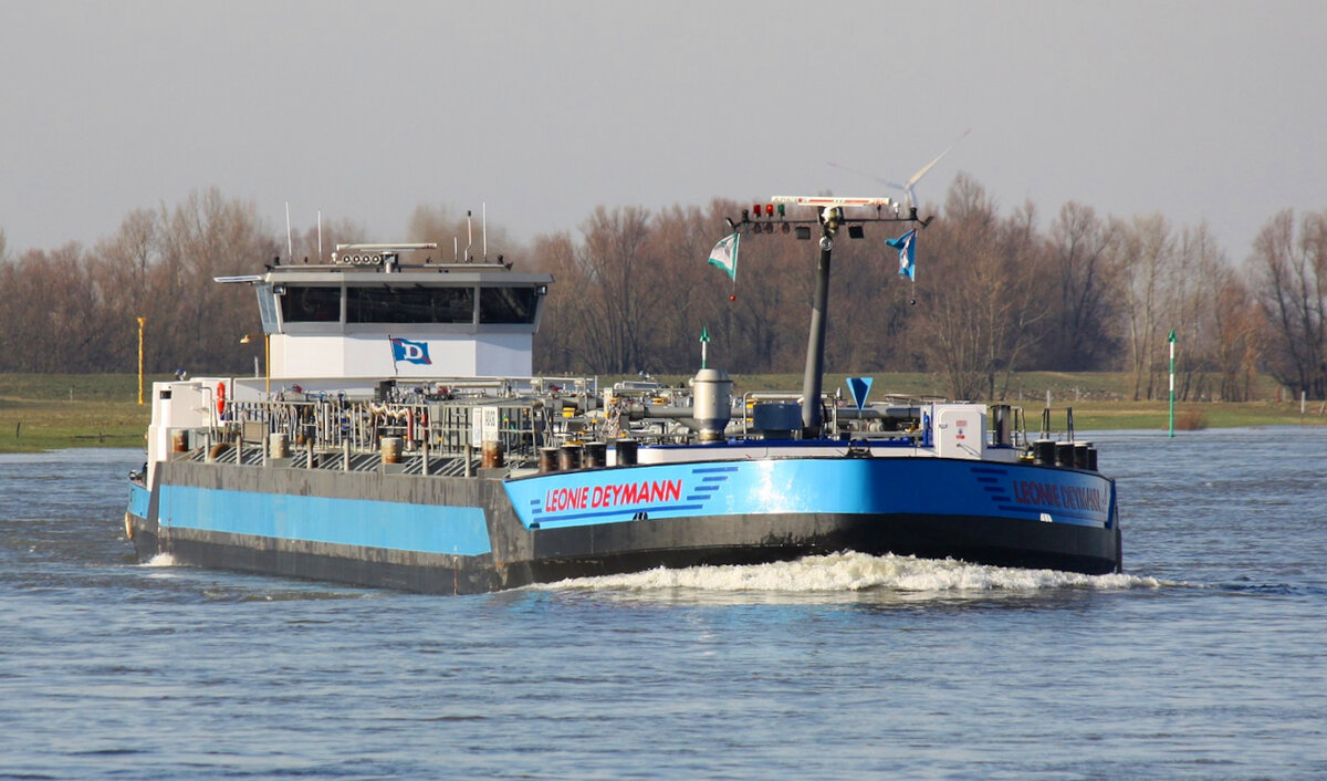 TMS LEONIE DAYMANN (ENI:04804360) L.110 m B.11,40 m T 2988 Flagge Deutschland auf dem Rhein zu Berg am 28.02.2022 in Xanten.