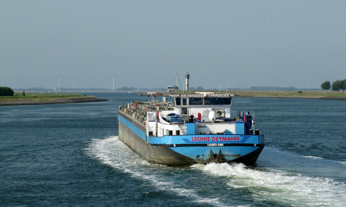 TMS  LEONIE DEYMANN  (ENI 04804360 , 110 x 11,4m) befuhr am 14.08.2025 den Kanal durch Zuid-Beveland / Niederlande Richtung Oosterschelde. In Sichtweite ist der Verkeerspost Wemeldinge. 