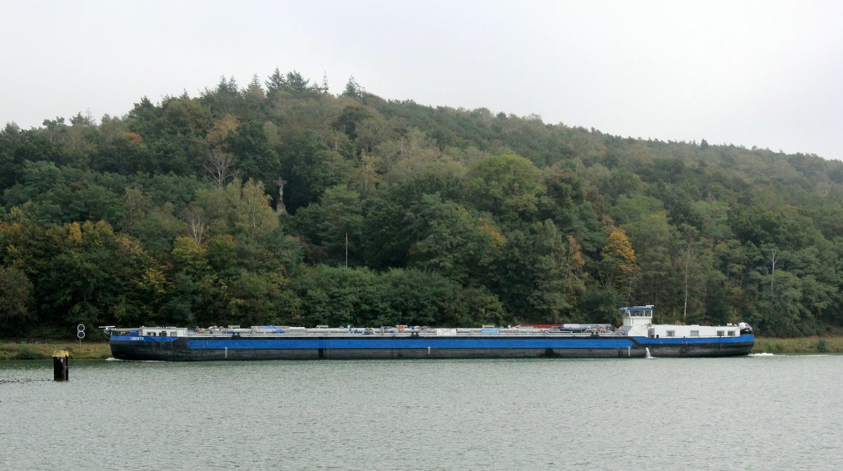 TMS LIBERTY (04808710 , 84,65 x 9,50m) am 30.09.2020 im  Nassen Dreieck  unterhalb des Hochkreuzes. Das TMS fuhr vom Dortmund-Ems-Kanal nach Steuerbord in den Mittellandkanal ein. An dieser Stelle beginnt der Mittellandkanal - km 0 .  