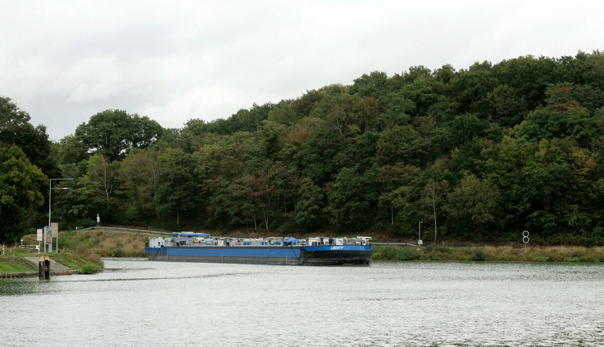 TMS  LIBERTY  (04808710 , 84,65 x 9,50m) erreichte am 27.09.2022 , vom  MITTELLANDKANAL  zu Tal kommend , das Nasse Dreieck. 