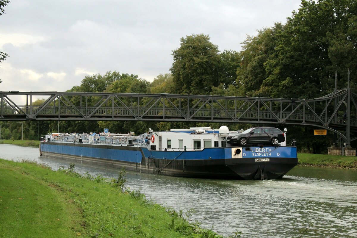 TMS  LIBERTY  (04808710 , 84,65 x 9,50m)  am 27.09.2022 vor dem Bergeshöveder Steg im  DORTMUND-EMS-KANAL  zu Tal.