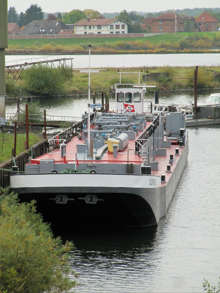 TMS Lichterfelde (05101350 , 64 x 9,54m) am 21.10.2015 bei der Hitzler Werft in Lauenburg / Elbe.