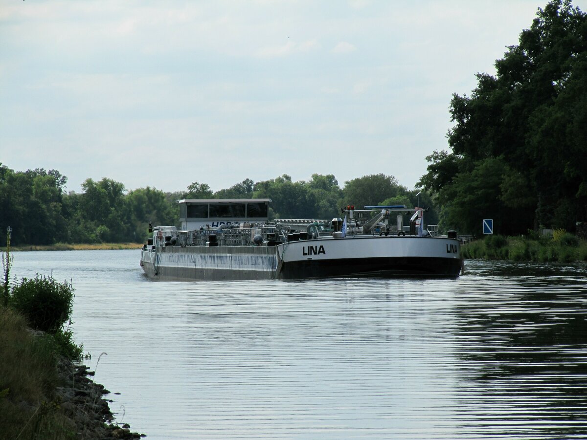 TMS  LINA  (02339102 , 84,65 x 9,50m)  am 05.07.2022 im Sacrow-Paretzer-Kanal /  UNTERE HAVEL-WASSERSTRASSE  Höhe Schlänitzsee zu Berg nach Berlin.