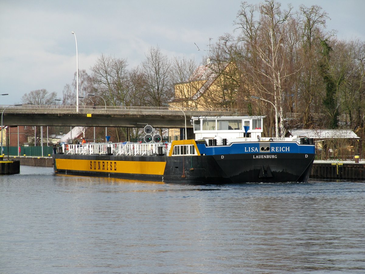 TMS Lisa Reich (04812820 , 85,97 x 9,60m) am 17.01.2018 bei der Einfahrt in die Nordkammer der Schleuse Brandenburg. Dort wurde das TMS zu Tal geschleust. 