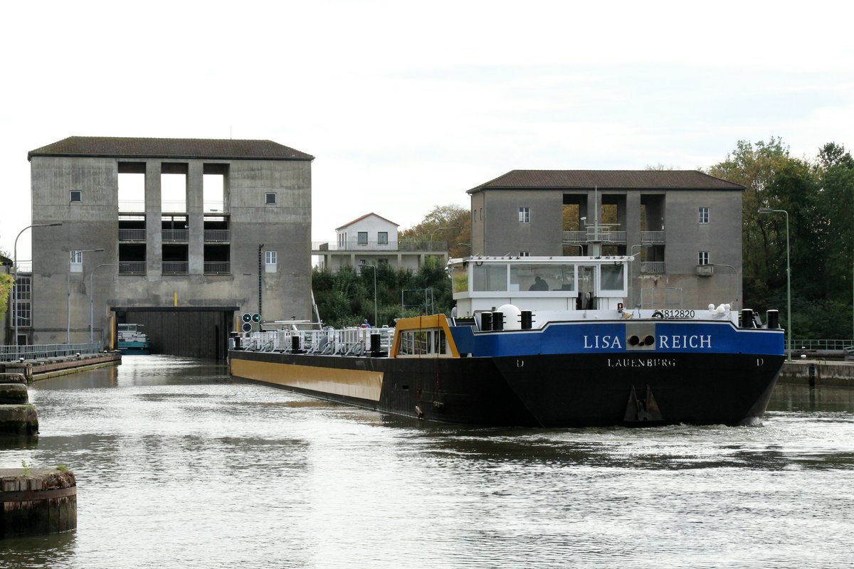 TMS Lisa Reich (04812820 , 85,97 x 9,60m) am 11.10.2019 bei der Einfahrt in die Schleuse Üfingen im Stichkanal Salzgitter zu Berg.