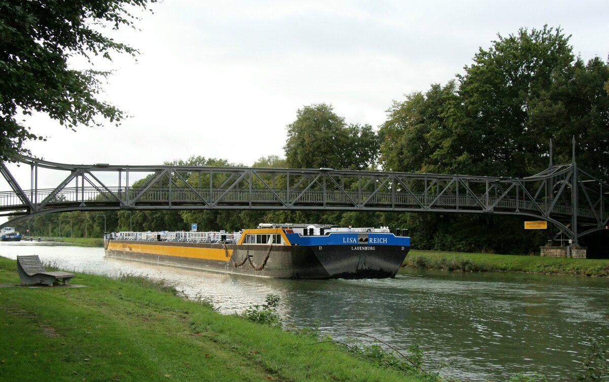 TMS  LISA REICH  (04812820 , 85,97 x 9,60m) am 27.09.2022 beim Unterqueren des Bergeshöveder Steges im  DORTMUND-EMS-KANAL  zu Tal vor der Schleuse Bevergern.