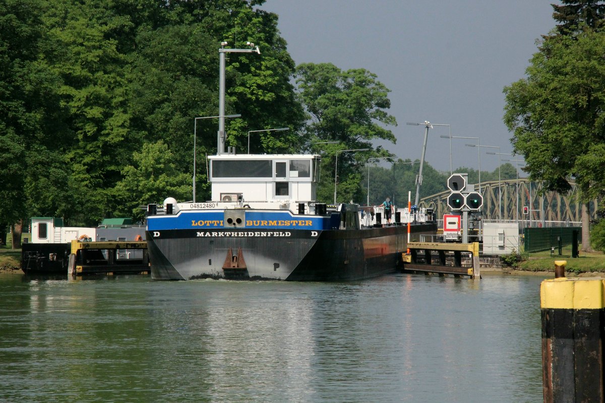 TMS Lotti Burmester (04812480 , 84,97 x 9,60m) am 13.05.2018 bei der Einfahrt in die DEK-Schleuse Rodde zu Tal.