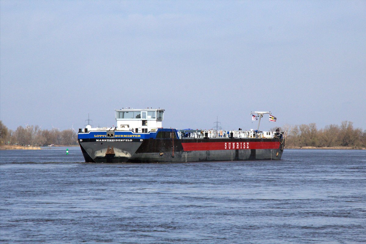 TMS Lotti Burmester (04812480 , 84,97 x 9,60m) am 18.03.2020 auf der Elbe zu Tal vor dem Abzweig zum Niegripper Verbindungskanal.