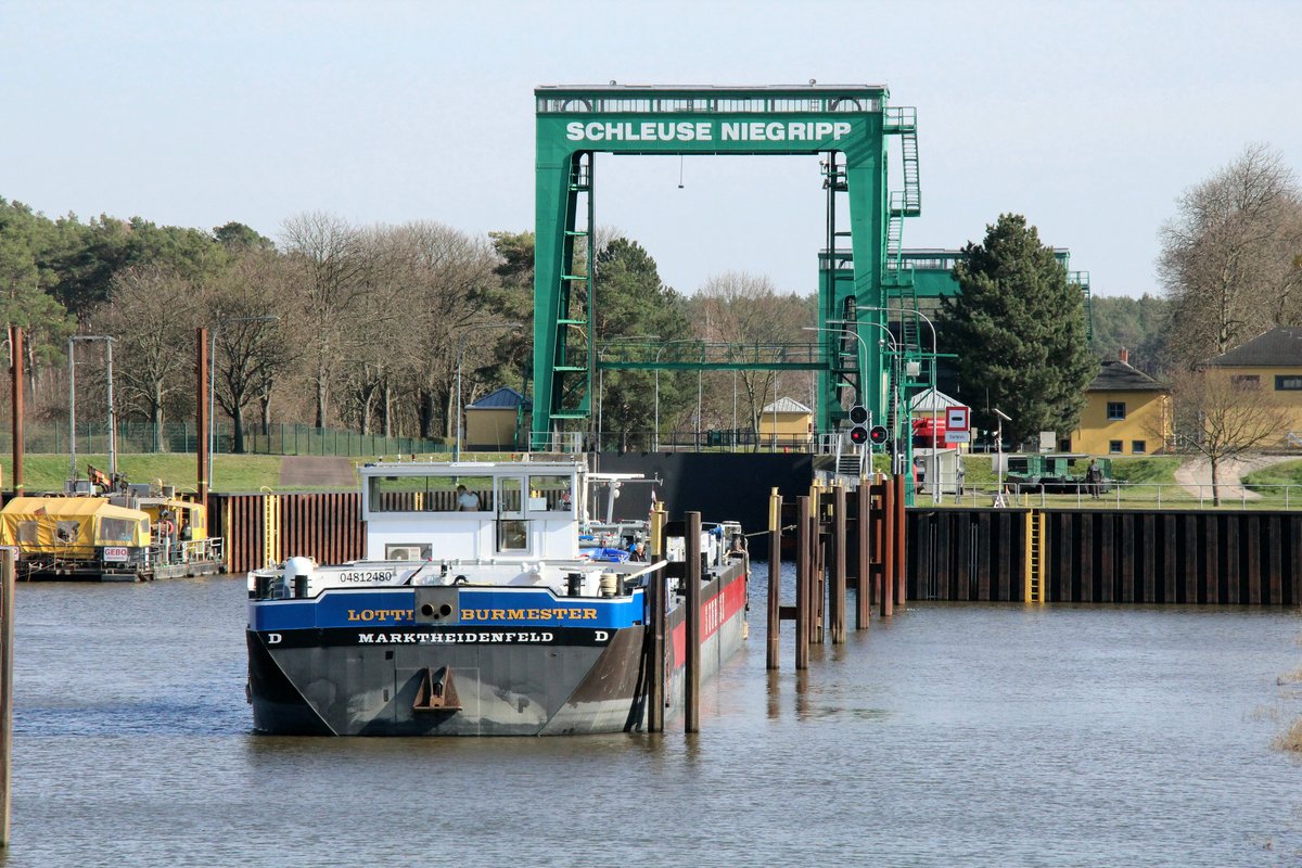 TMS Lotti Burmester (04812480 , 84,97 x 9,60m) lag am 18.03.2020 vor der Schleuse Niegripp und wartete auf die Schleusung zum Mittellandkanal.