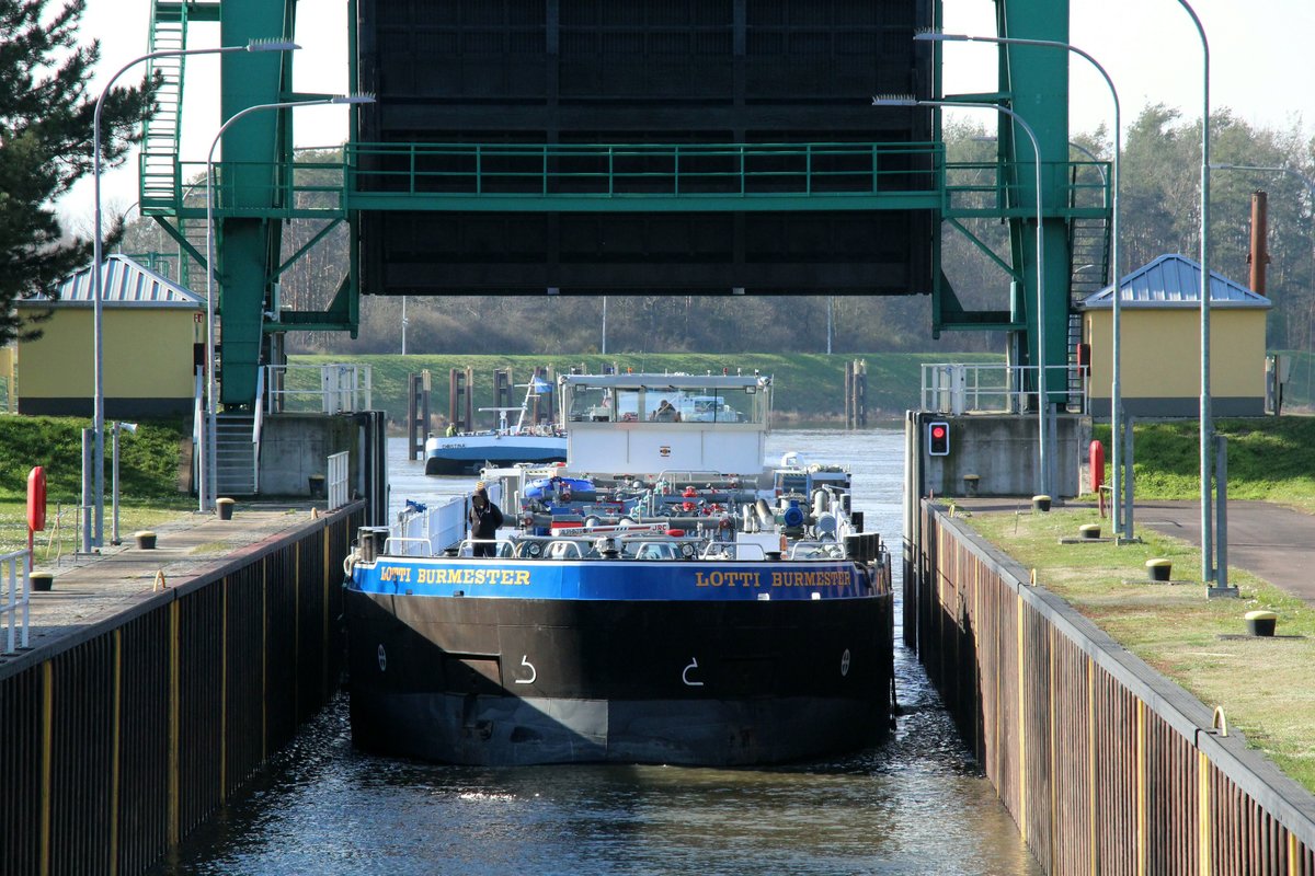 TMS Lotti Burmester (04812480 , 84,97 x 9,60m) am 18.03.2020 , von der Elbe kommend , bei der Einfahrt in die Schleuse Niegripp.