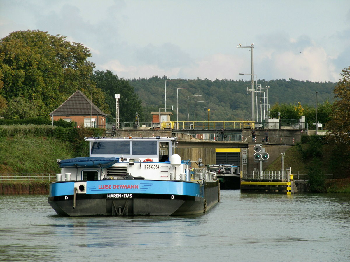 TMS  LUISE DEYMANN  (02333354 , 85 x 9,60m) am 30.09.2020 bei der Einfahrt in die  SCHLEUSE BEVERGERN / Dortmund-Ems-Kanal zu Berg.