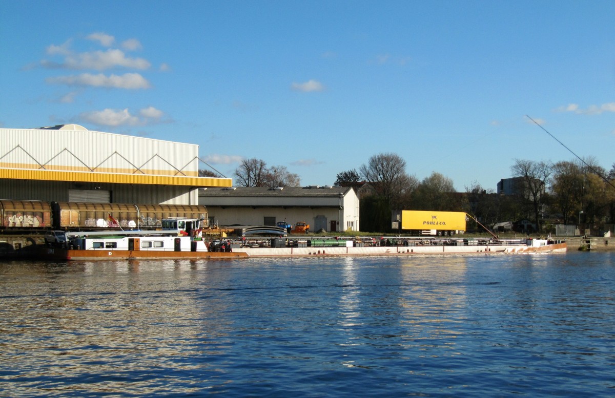 TMS Luka (04011450 , 80 x 9m) lag am 08.11.2015 in Berlin-Spandau / Havel.