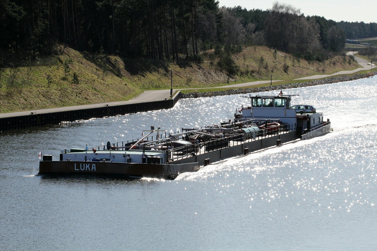 TMS Luka (04011450 , 80 x 9m) am 01.04.2016 im EHK bei Niegripp. Das Tankschiff hatte die Schleuse Hohenwarthe passiert und fuhr Richtung Berlin. 