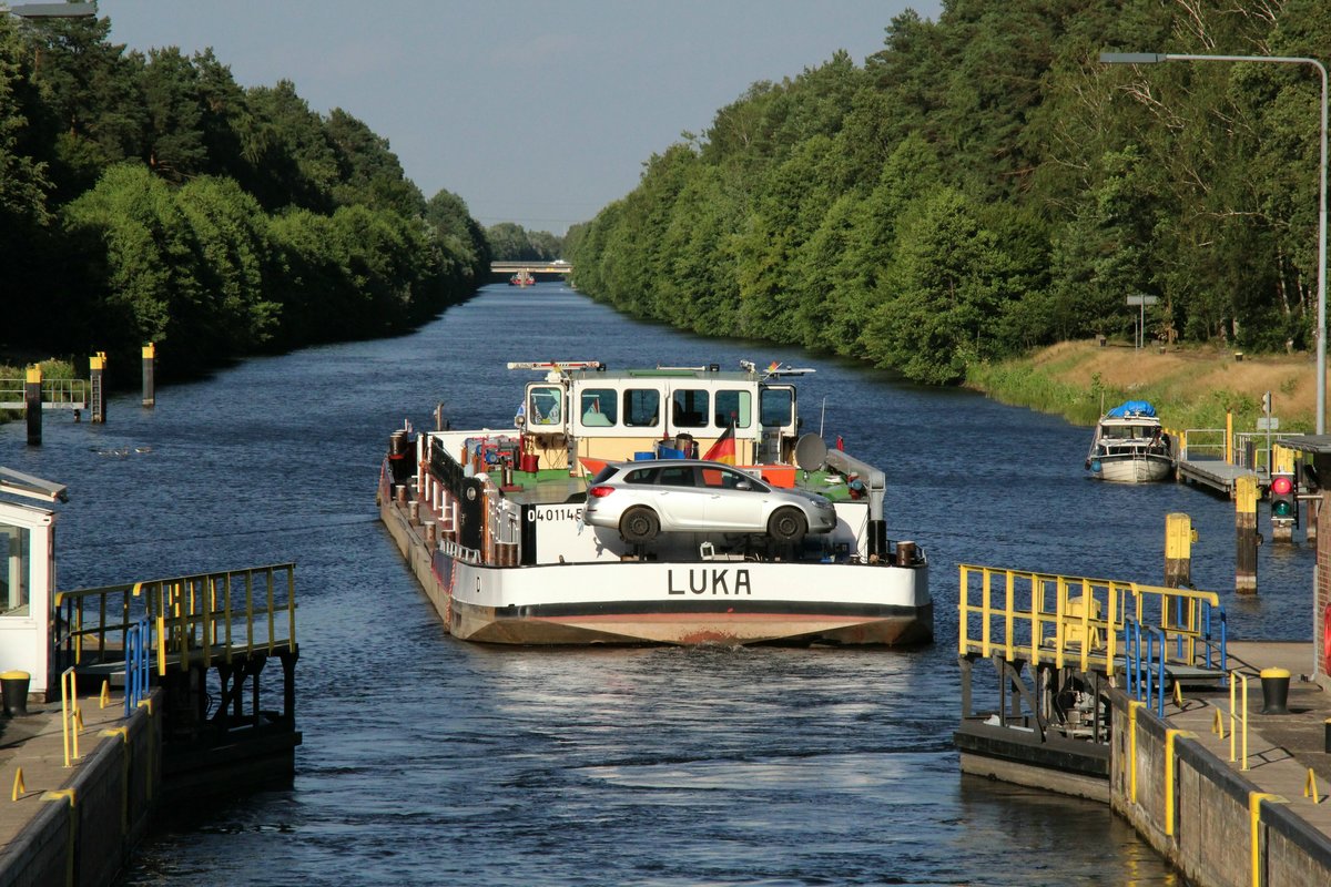 TMS Luka (04011450 , 80 x 9m) am 06.07.2018 nach dem Verlassen der Schleuse Schönwalde im Havelkanal zu Berg. An den Dalben auf der Backbordseite wurde festgemacht - Feierabend. 