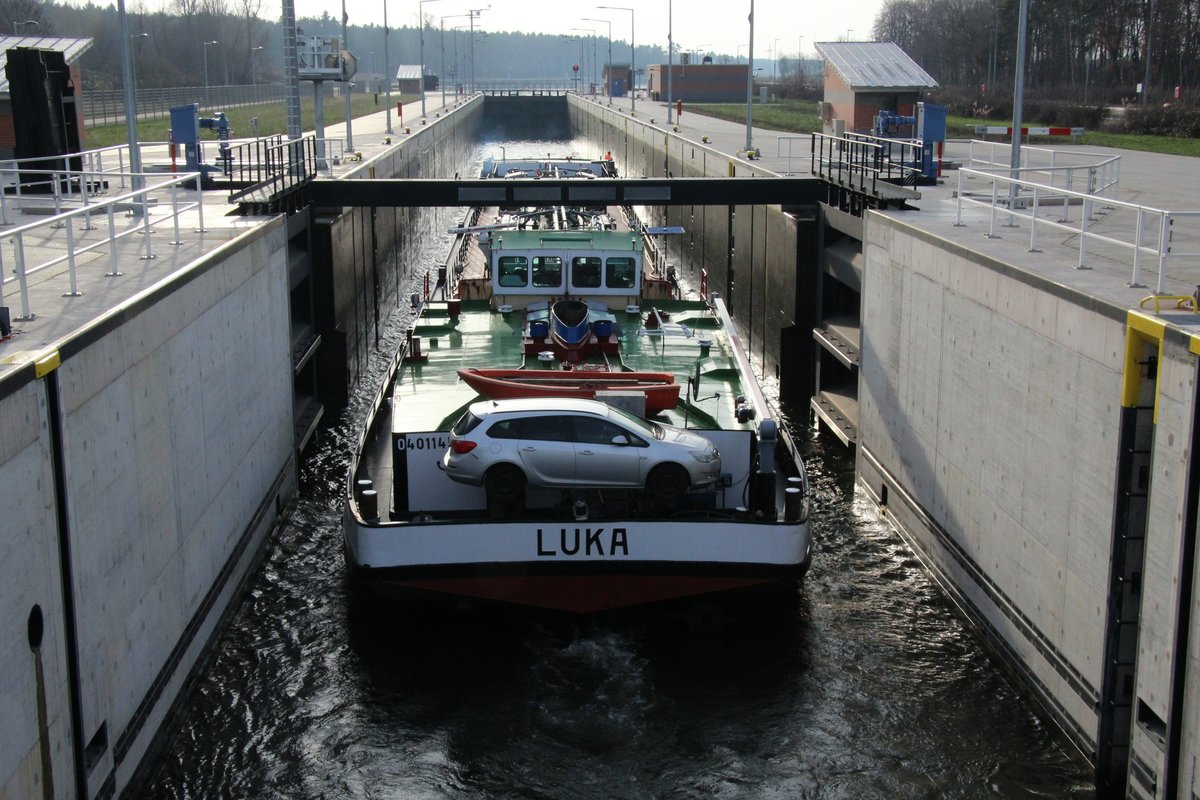 TMS Luka (04011450 , 80 x 9m) am 19.01.2019 bei der Einfahrt in die Schleuse Zerben (Elbe-Havelkanal) mit Fahrtrichtung Burg.
