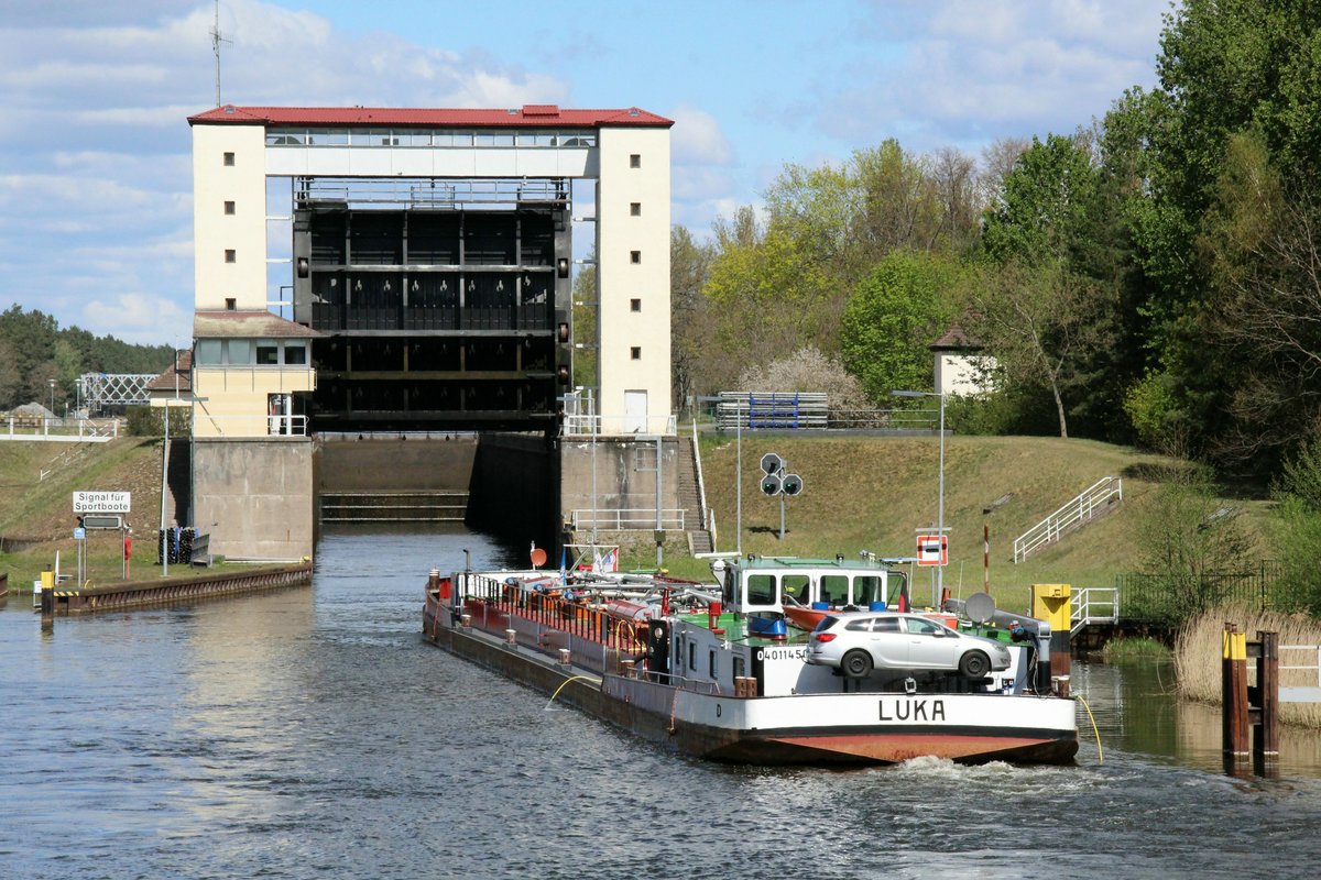 TMS  LUKA  (04011450 , 80 x 9m) am 25.04.2020 bei der Einfahrt in die  SCHLEUSE LEHNITZ  zu Berg.