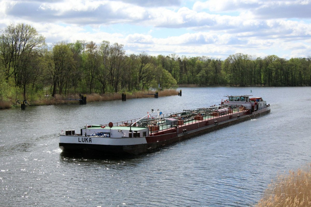 TMS Luka (04011540 , 80 x 9m) am 25.04.2020 in der Havel-Oder-Wasserstrasse zu Berg vor der Schleuse Lehnitz.