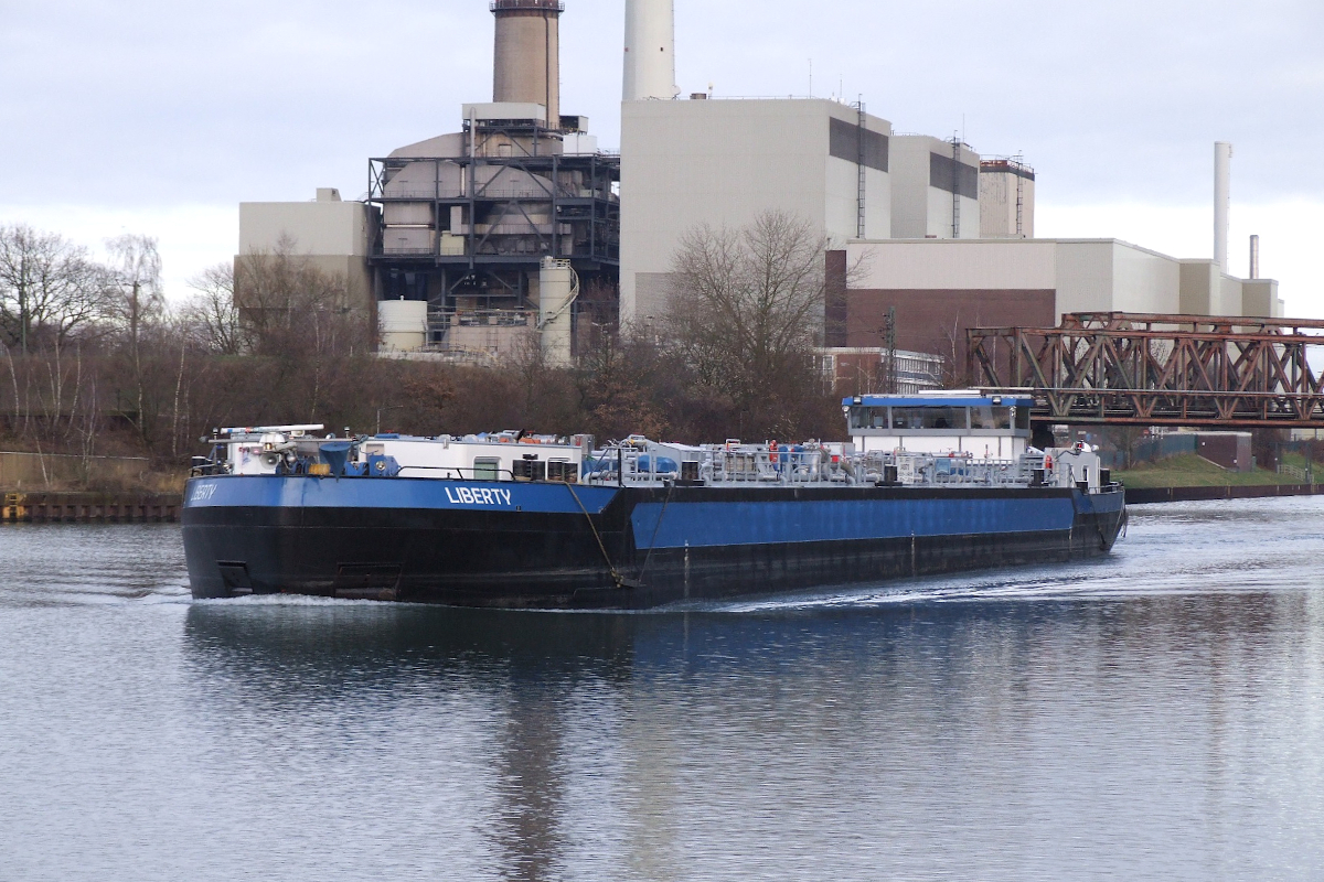 TMS LYBERTY (ENI:04808710) L.84,65m B.9,50m T 1601 Flagge Deutschland Baujahr 2010 am 27.12.2021 auf dem DEK am Kraftwerk 1-3 in Datteln.