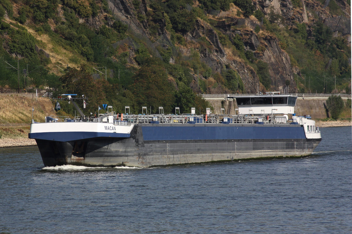 TMS Macan (ENI:02326056) Länge:110m Breite:11,40m Tonnage:3156t am 27.07.2018 auf dem Rhein km 451 bei Oberwesel.