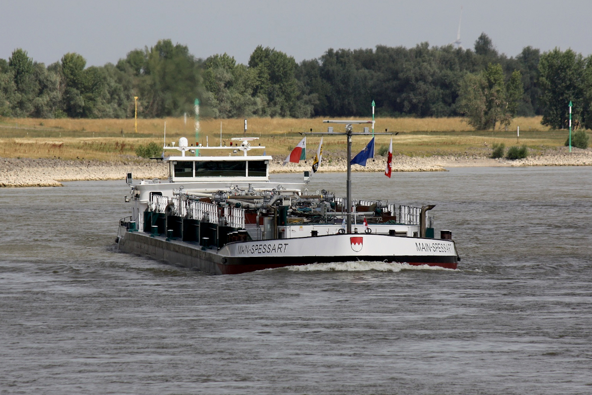 TMS MAIM-SPESSART (ENI:04801410) L.109,90 m B.10,50 m T.2281 Flagge Deutschland auf dem Rhein am 08.07.2022 zu Berg in Xanten.