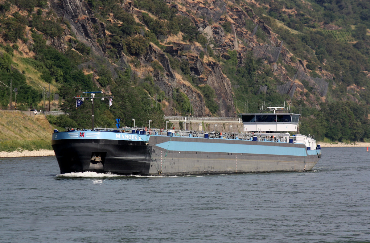 TMS MANOUK II ENI:02330289 L.110 m B.11,45 m T 2907 Flagge Niederlande auf dem Rhein am 12.06.2023 zu Tal in Oberwesel.