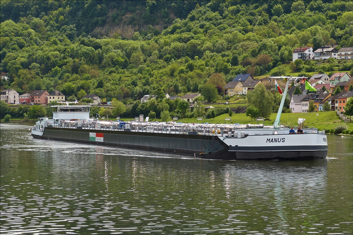 TMS MANUS, Euronr:02332487, L 110m; B 11m; Tonnage 2625; Bj 2009; Flagge NL; Heimathafen Druten; Flußaufwärts auf der Mosel nahe Oberbillig.  21.05.2017