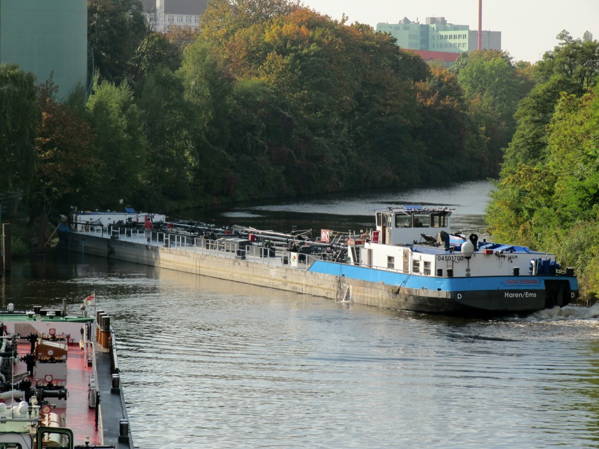 TMS Maria Deymann , 04501700 , 80 x 9 , am 06.10.2014 im Teltowkanal quer beim Versuch zum Löschen der Ladung anzulegen.