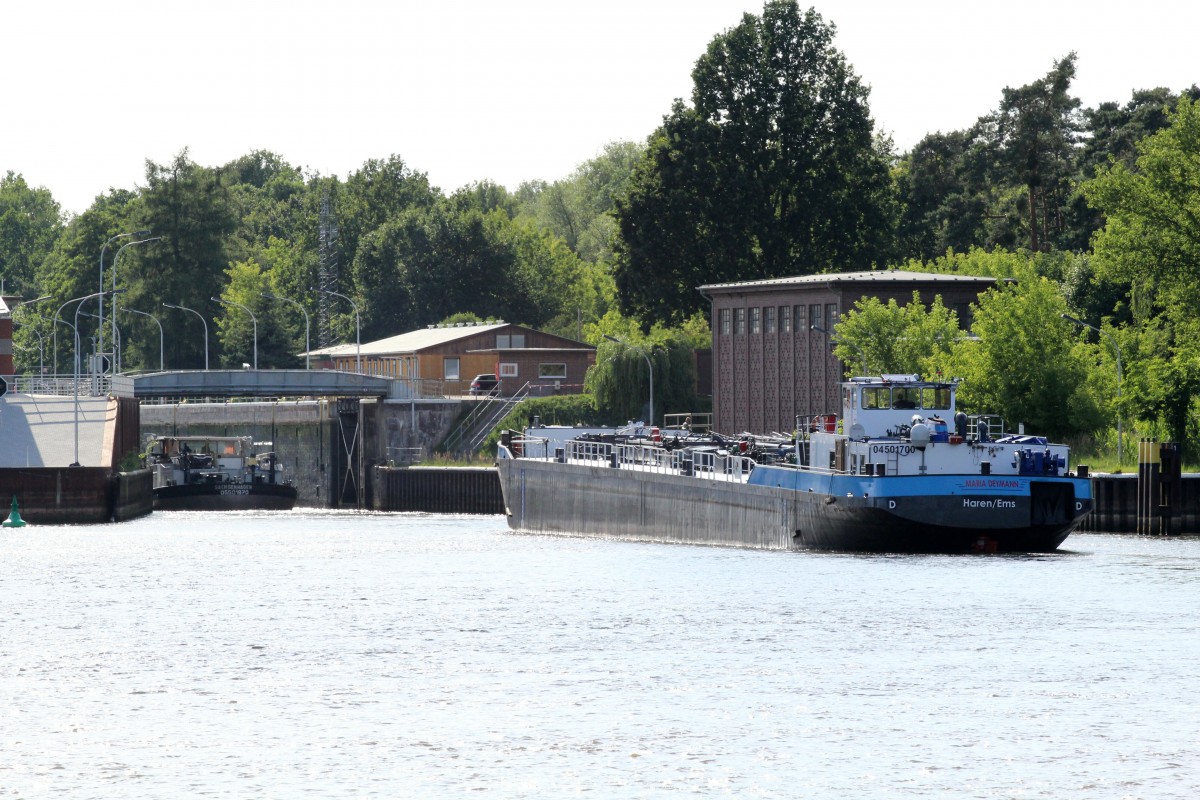 TMS Maria Deymann (04501700 , 80 x 9) fährt am 23.06.2014 in die Schleuse Wusterwitz ein. GMS Sachsenhagen (05501870) ist bereits in der Kammer. Obwohl die Schiffe auf Talfahrt sind (Havel / Elbe-Havel-Kanal) werden diese in der Schleuse angehoben.