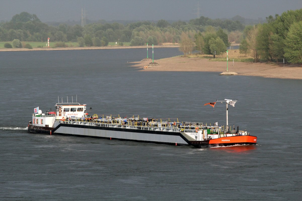 TMS Marina (08040008 , 83 x 8,26m) am 06.07.2017 bei Rees auf dem Rhein zu Tal Richtung Niederlande.