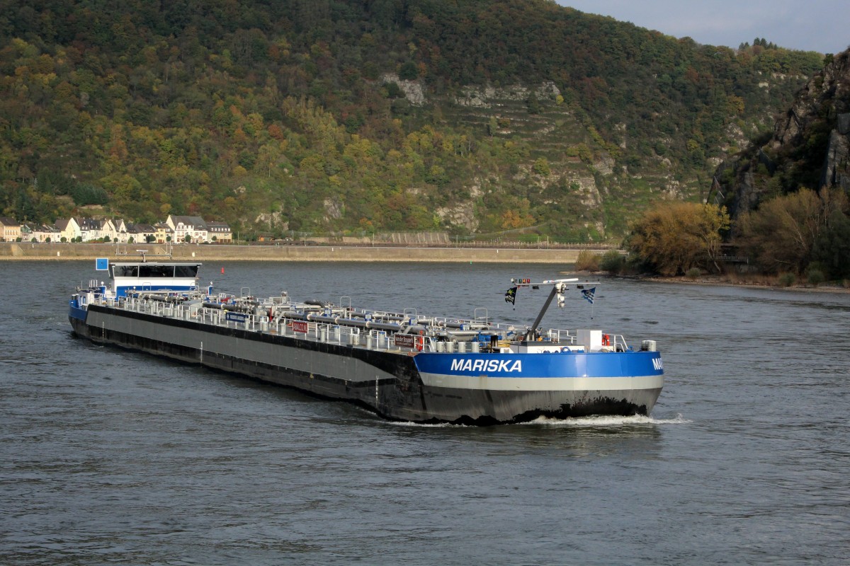TMS Mariska (02332789 , 110 x 11,45m) am 21.10.2014 bei Rhein-km 561 auf Bergfahrt.