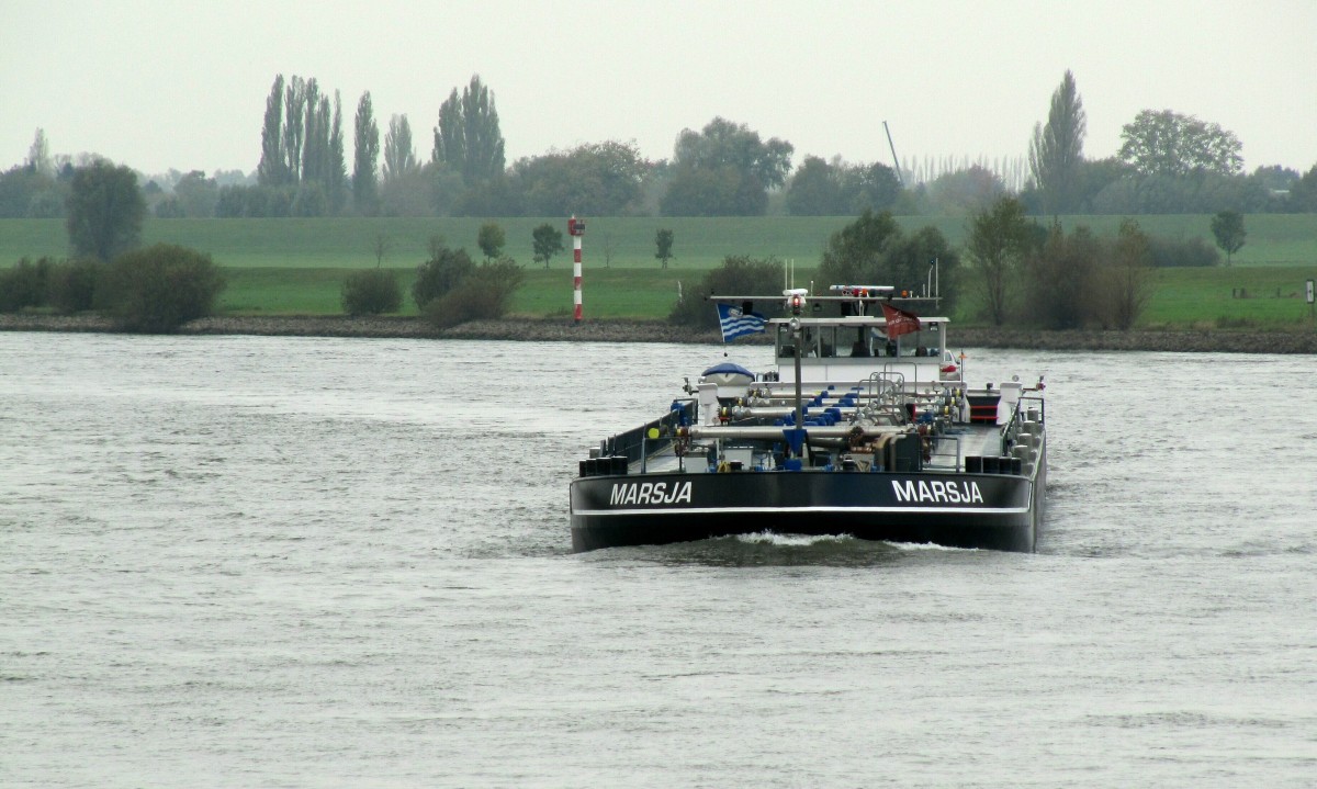 TMS Marsja (02332901 , 110 x 11,45m) am 23.10.2014 am Rhein-km 835 auf Bergfahrt.